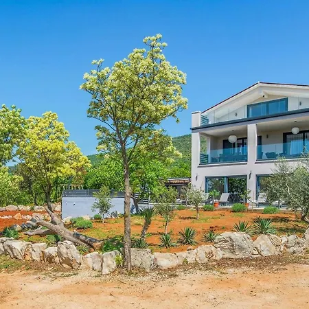 빌라 Suvramena *